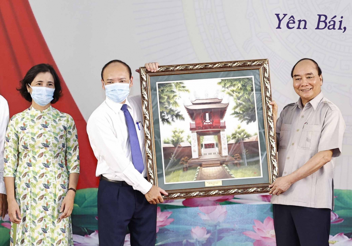 Chủ tịch nước tặng quà lưu niệm là bức hình Văn Miếu Quốc tử giám cho thầy trò Trường Phổ thông Dân tộc nội trú Trung học phổ thông tỉnh Yên Bái.