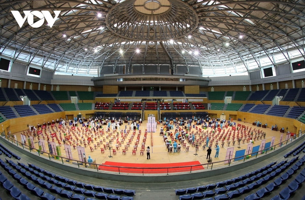 Vaccination is said to be the most effective way to better protect people from virus infection, In the photo, Tien Son sport complex has been used as a vaccination site in Da Nang.