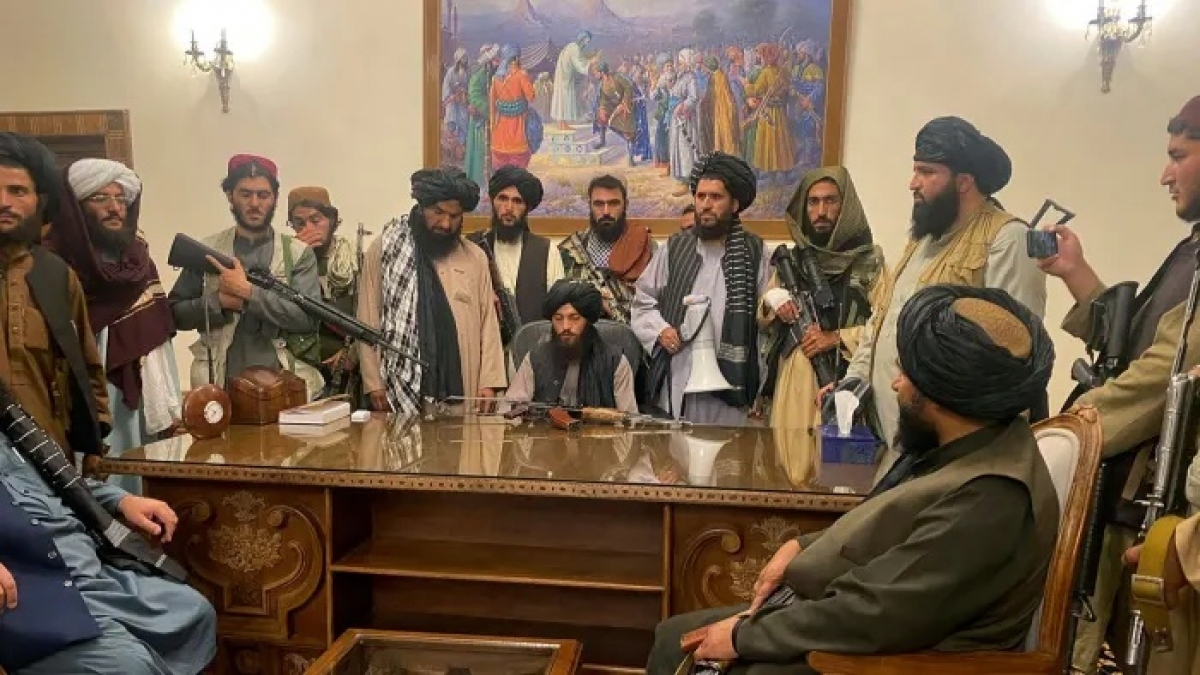Chiến binh Taliban tiếp quản dinh tổng thống Afghanistan. Ảnh: AP.