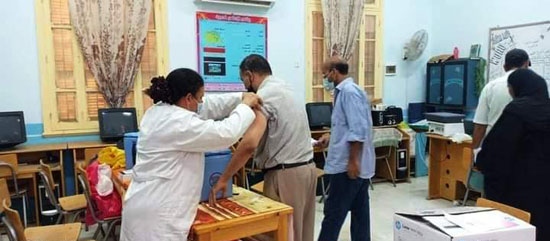 Đẩy nhanh tiêm vaccine cho giáo viên trước năm học mới.