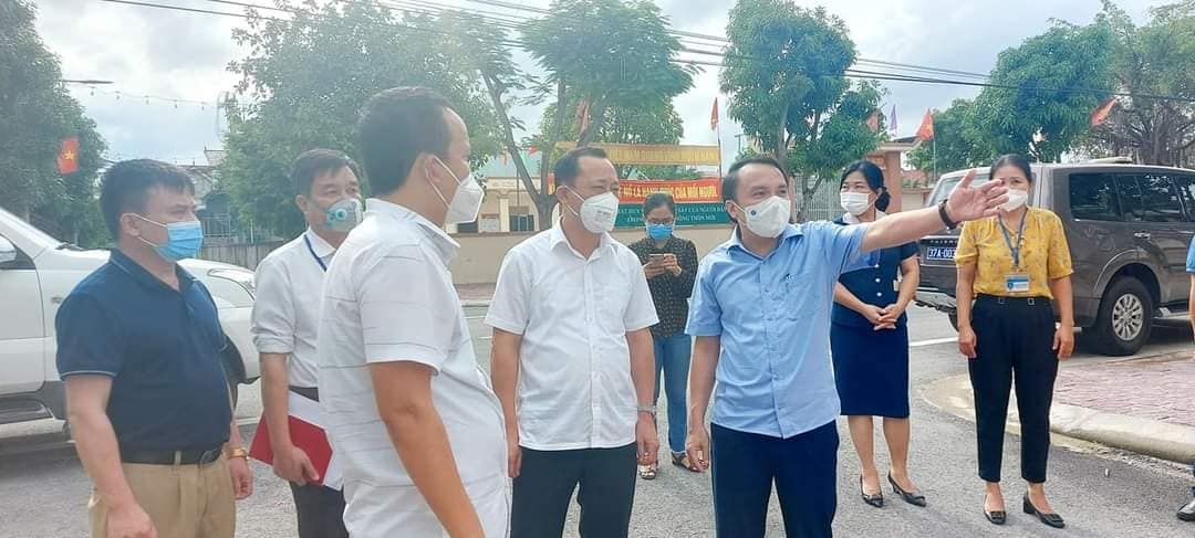 Ông Dương Đình Chỉnh, Giám đốc Sở Y tế Nghệ An chỉ đạo trực tiếp tại xã Nghi Phú nơi vừa ghi nhận 3 trường hợp dương tính mới.