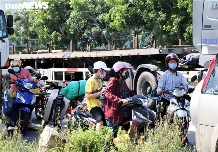 hoc sinh, phu huynh tat ta, tay xach nach mang tro ve Da nang hinh anh 1