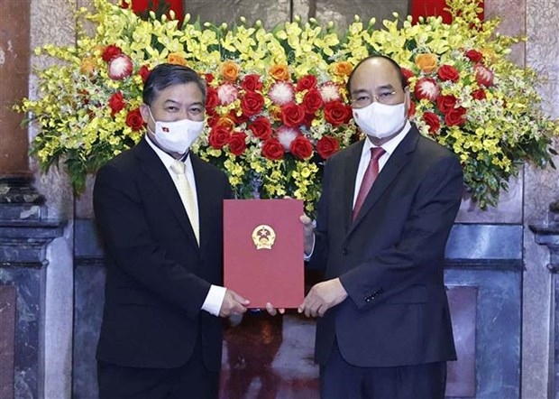 appointment decision presented to vietnamese ambassador to cambodia picture 1