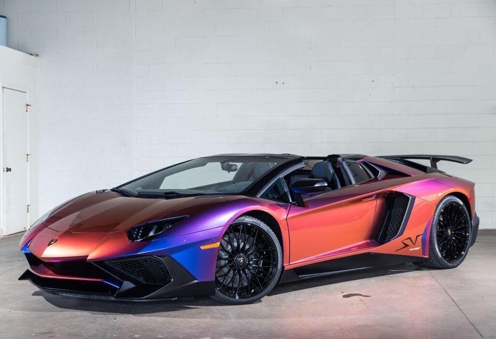 Chiêm ngưỡng Lamborghini Aventador SV Roadster sở hữu màu sơn tùy chỉnh theo góc nhìn