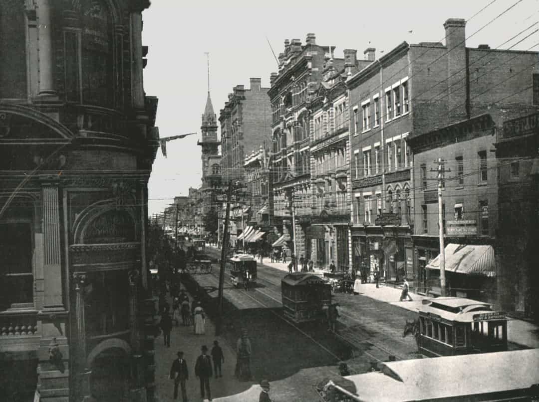 Tàu điện ở đường King Street, Toronto, Canada năm 1895.