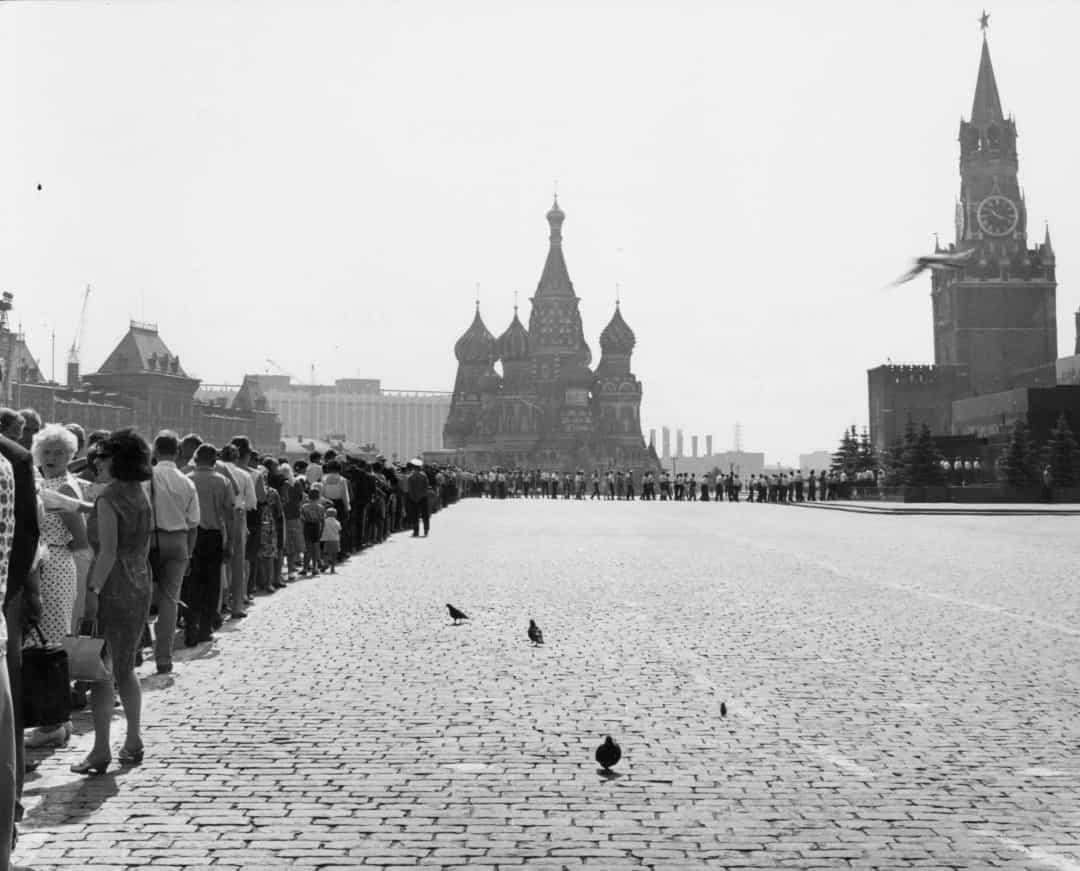 Các du khách xếp hàng dài ở Quảng trường Đỏ của Moscow để vào Lăng Lenin năm 1950.