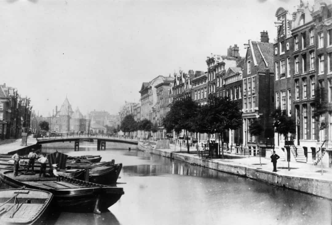 Những ngôi nhà dọc một con kênh ở Amsterdam, Hà Lan năm 1900.