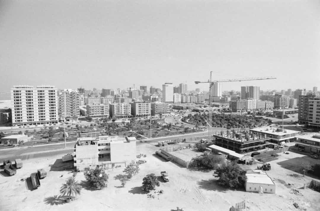 Vô số tòa nhà đang được xây dựng ở Abu Dhabi, thủ đô của Các Tiểu vương quốc Arab thống nhất (UAE) năm 1978.