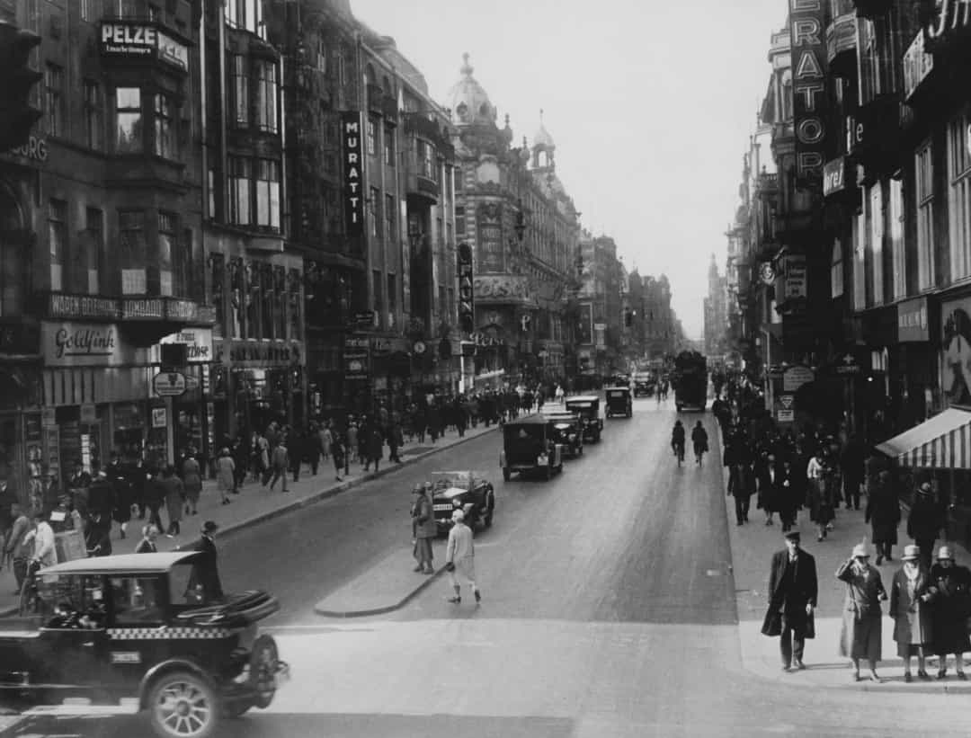 Friedrichstrasse hay Friedrich là một con phố và con đường lớn nhất nổi tiếng ở trung tâm thủ đô Berlin của Đức năm 1925.
