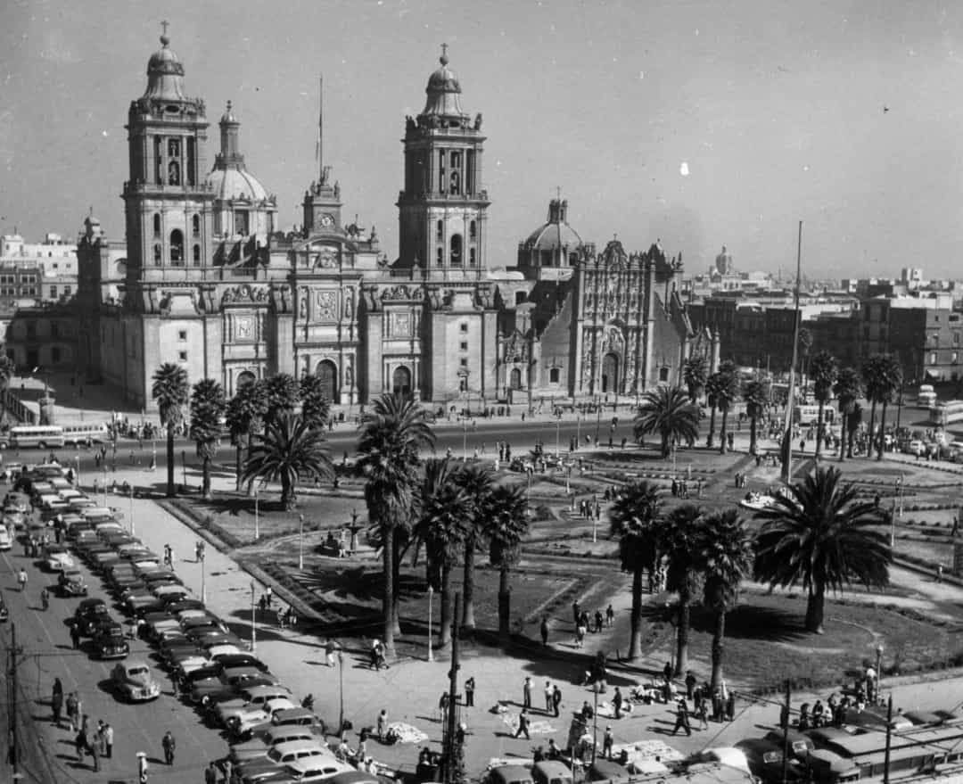 Nằm ở giữa trung tâm lịch sử của Thành phố Mexico, Zócalo là một trong những quảng trường lớn nhất thế giới. Bức ảnh trên ghi lại hình ảnh của địa điểm này vào năm 1955.