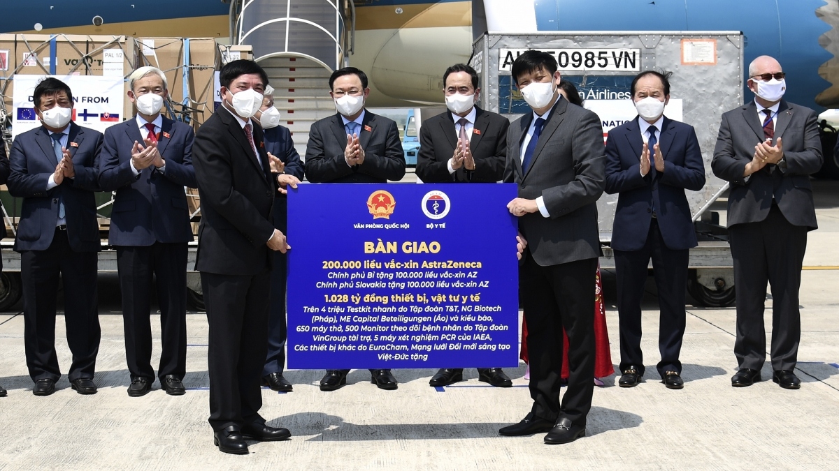  NA Chairman Vuong Dinh Hue witnesses the hand-over of COVID-19 vaccines and medical equipment and supplies donated during his just-concluded trip to Europe.