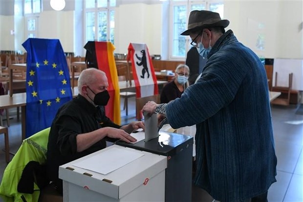 Cử tri bỏ phiếu bầu Quốc hội tại điểm bầu cử ở Berlin (Đức), ngày 26/9/2021. Ảnh: THX