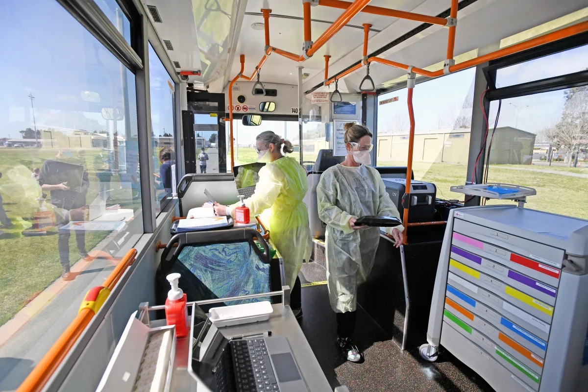 Bên trong xe bus tiêm chủng Jabba the Bus. Nguồn Megan Fisher.