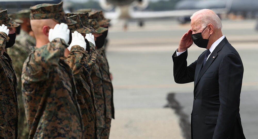 Tổng thống Mỹ Joe Biden chào đội danh dự tại căn cứ không quân Dover, bang Delaware ngày 29/8 sau khi tham dự lễ hồi hương thi thể 13 lính Mỹ thiệt mạng trong vụ khủng bố sân bay Kabul. Ảnh: Reuters