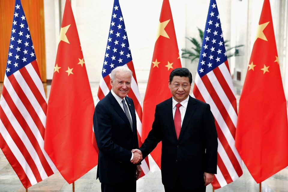 Chủ tịch Trung Quốc Tập Cận Bình (phải) bắt tay ông Joe Biden, khi đó là Phó Tổng thống Mỹ, tại Bắc Kinh ngày 4/12/2013. Ảnh: Reuters