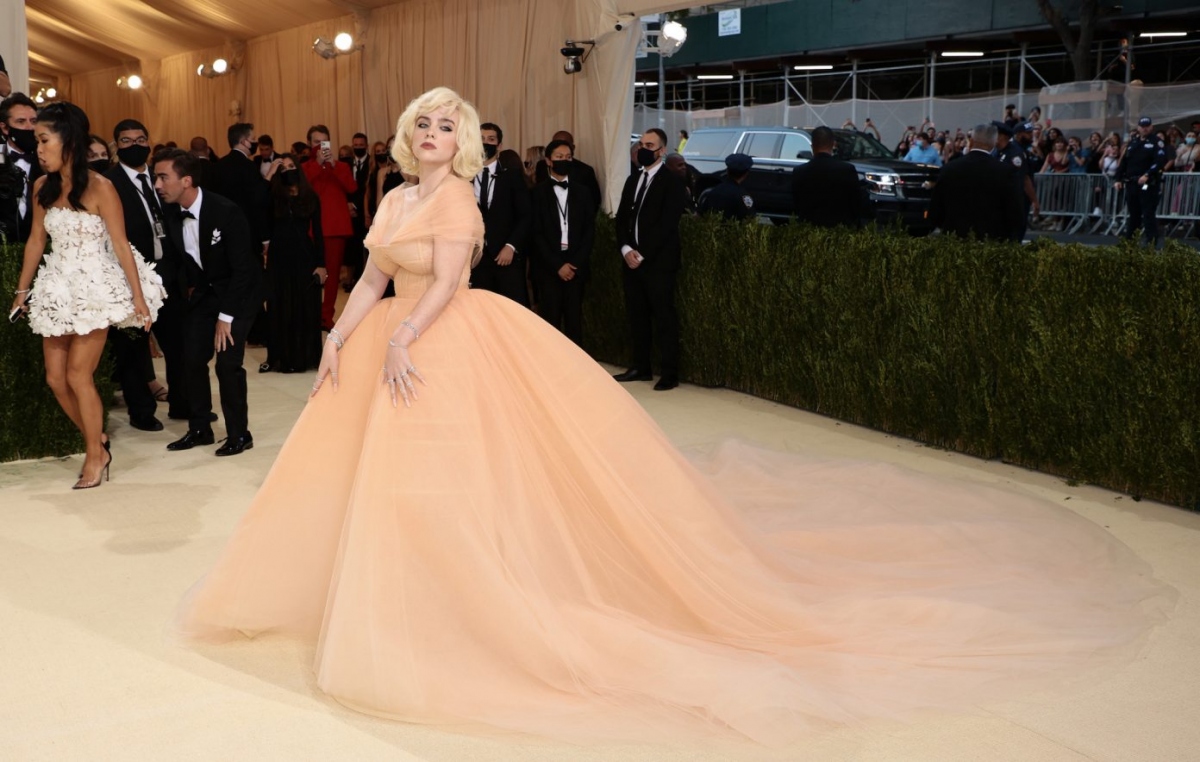 Đằng sau bộ váy đẹp lộng lẫy của Billie Eilish tại Met Gala là một ...