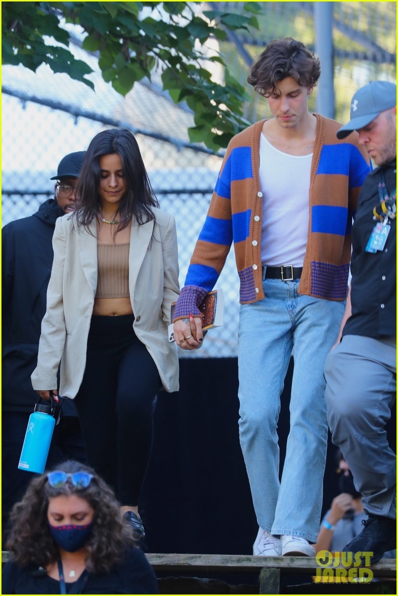 camila cabello tình tứ nắm tay bạn trai kém tuổi rời khỏi buổi diễn tập hình ảnh 2 camila cabello tinh tu nam tay ban trai kem tuoi roi khoi buoi dien tap hinh anh 2