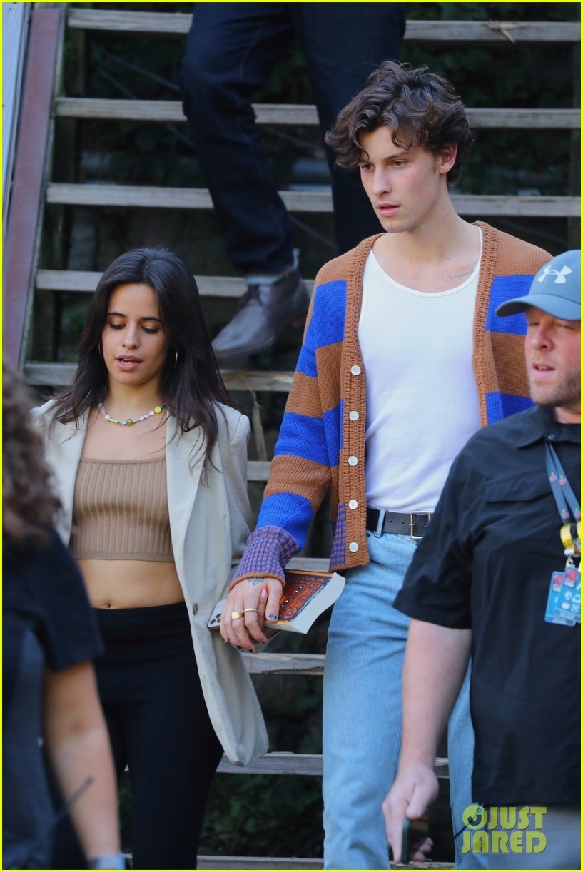 camila cabello tình tứ nắm tay bạn trai kém tuổi rời khỏi buổi diễn tập hình ảnh 4 camila cabello tinh tu nam tay ban trai kem tuoi roi khoi buoi dien tap hinh anh 4