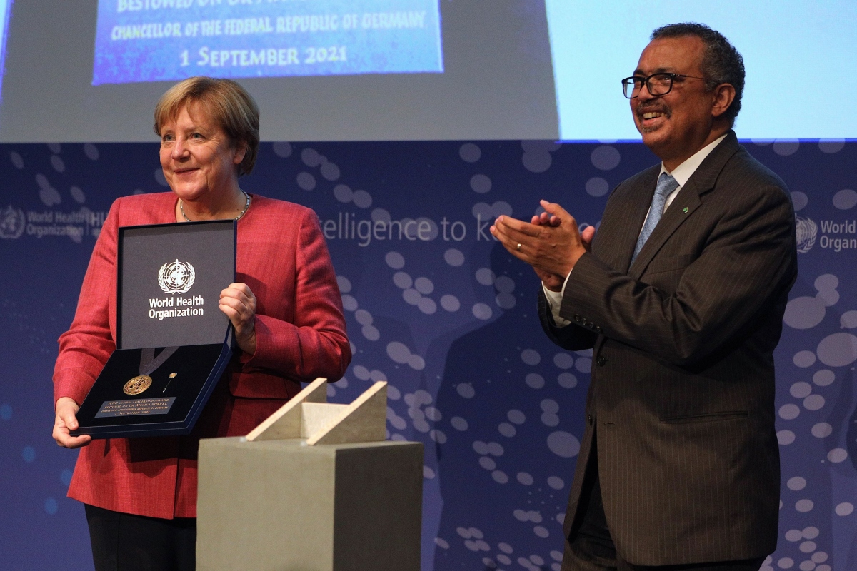 Tổng Giám đốc WHO Tedros Adhanom Ghebreyesus trao huy chương lãnh đạo toàn cầu của WHOcho Thủ tướng Đức Angela Merkel. Ảnh: EPA