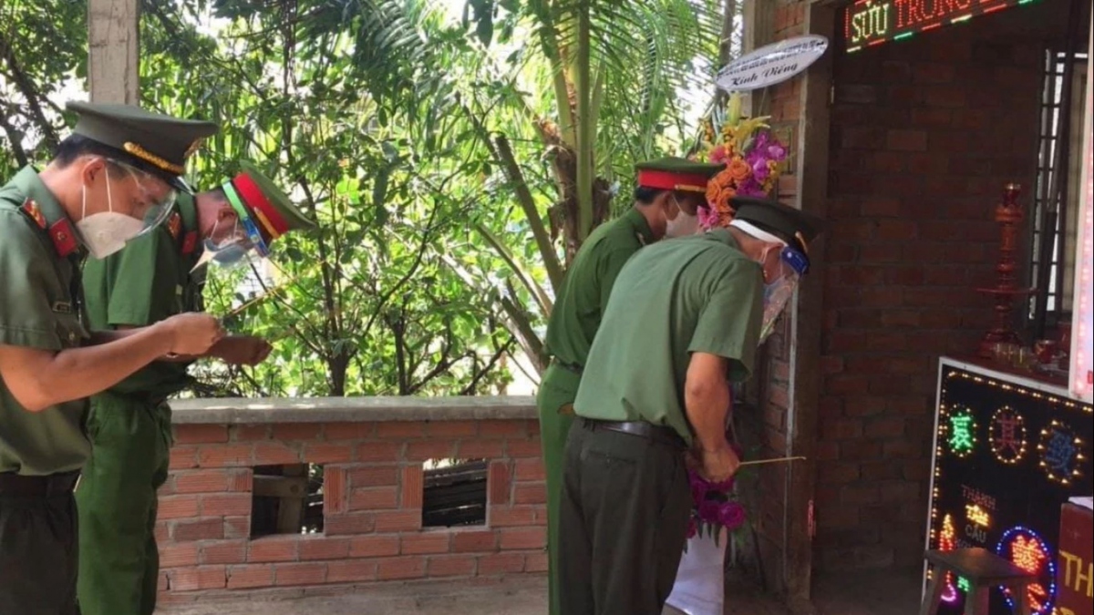 vinh danh công an viên dũng cảm hy sinh khi ngăn kẻ hung đồ hình ảnh 2 vinh danh cong an vien dung cam hy sinh khi ngan ke hung do hinh anh 2