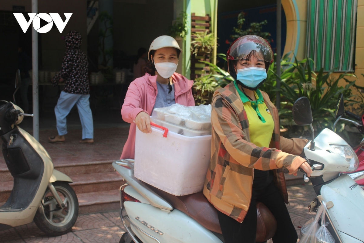 women of hanoi offer free meals for frontline workers during covid-19 fight picture 10