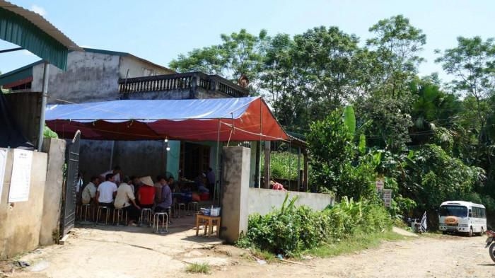 Người thân làm thủ tục mai táng cho cha con anh Diễn