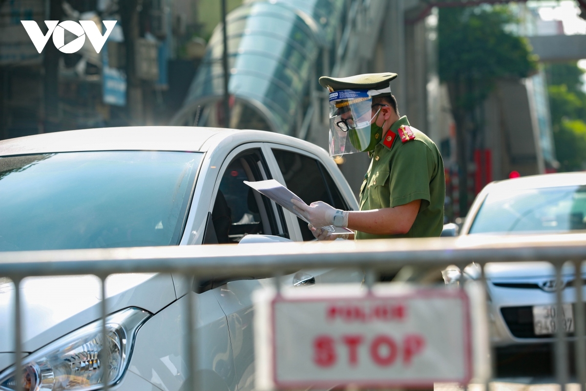 hanoi erects checkpoints to control spread of covid-19 picture 13