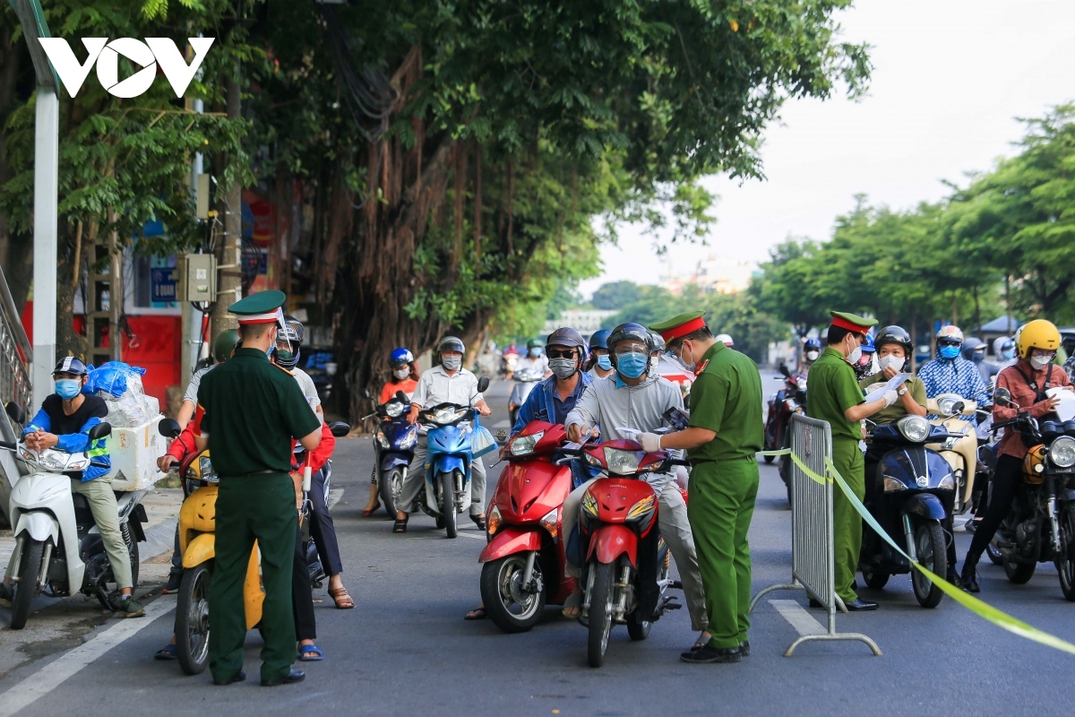 hanoi erects checkpoints to control spread of covid-19 picture 17