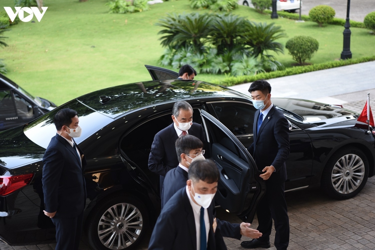 chinese fm wang yi welcomed in hanoi on three-day visit picture 1