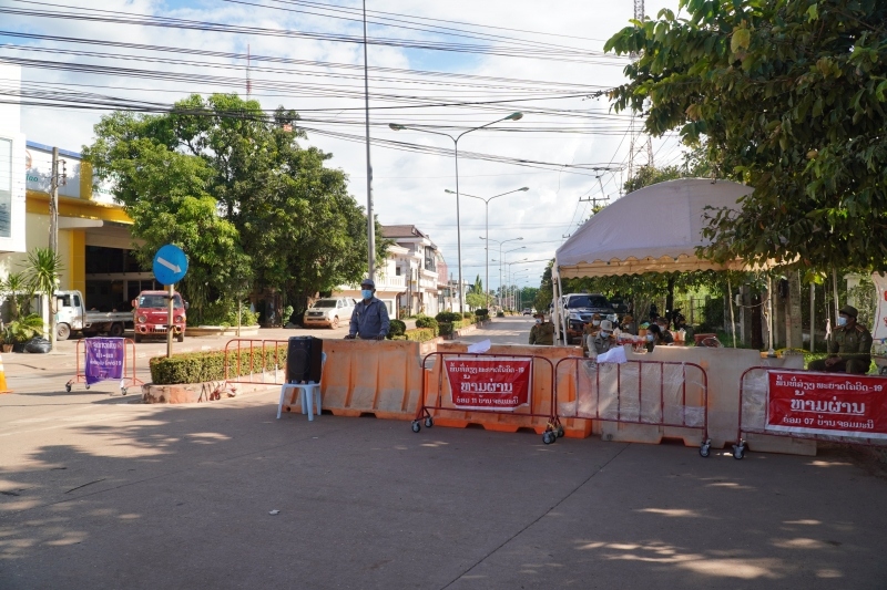 Chốt kiểm soát Covid-19 ở Vientiane, Lào.