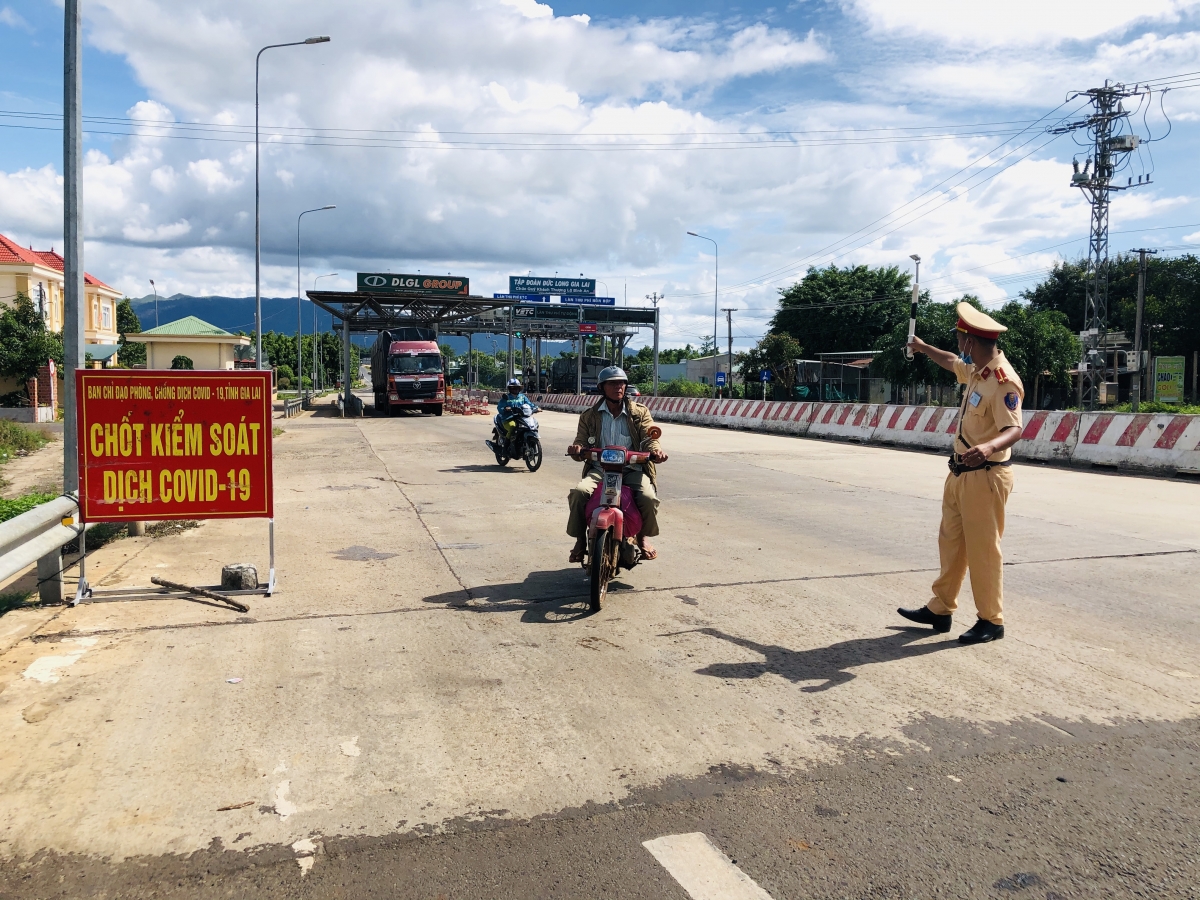 Chốt kiểm soát dịch bệnh Covid-19 tại khu vực cầu 110 (huyện Chư Pưh), Gia Lai.