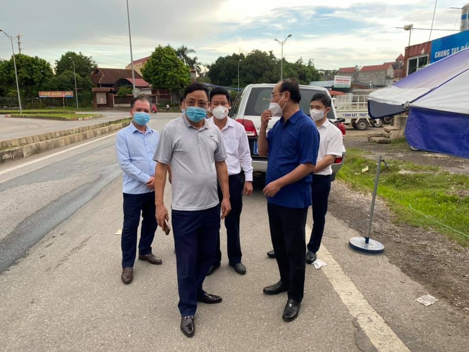 Thứ trưởng Bộ GTVT Lê Đình Thọ cùng đoàn công tác trao đổi cùng lãnh đạo UBND tỉnh Thái Nguyên các giải pháp khắc phục tại chốt kiểm soát dịch bệnh khu vực nút giao Sông Công.
