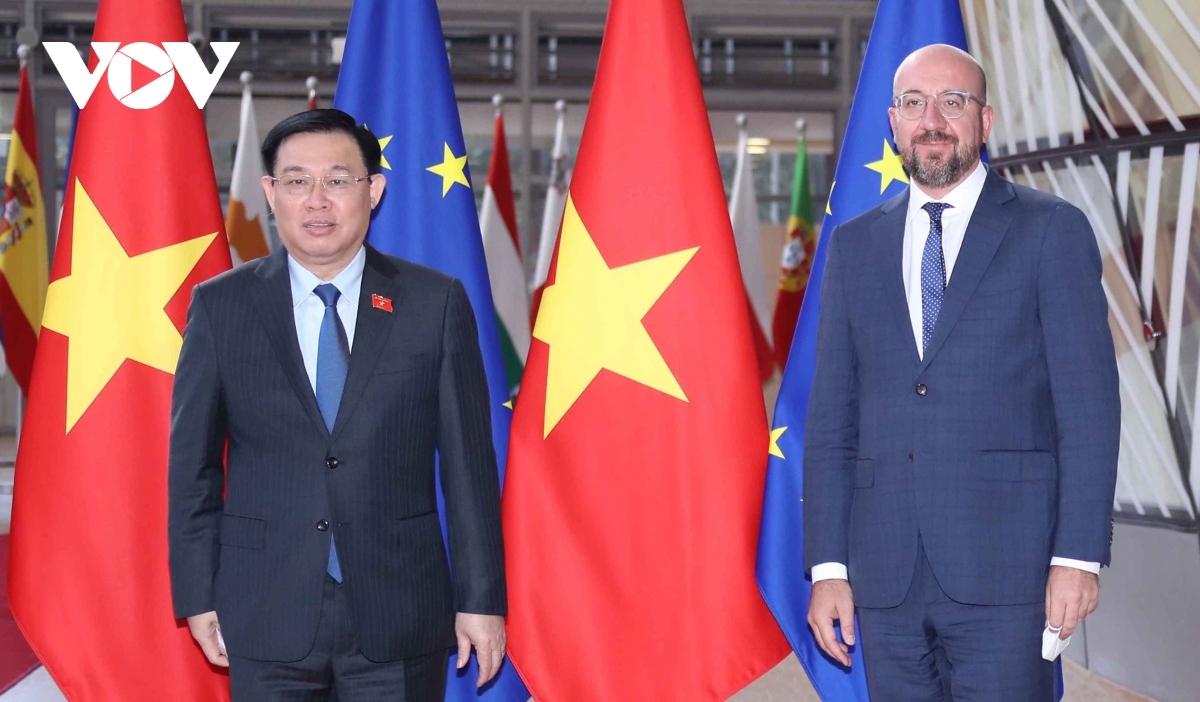 National Assembly (NA) Chairman Vuong Dinh Hue (L) meets with President of the European Parliament David Sassoli
