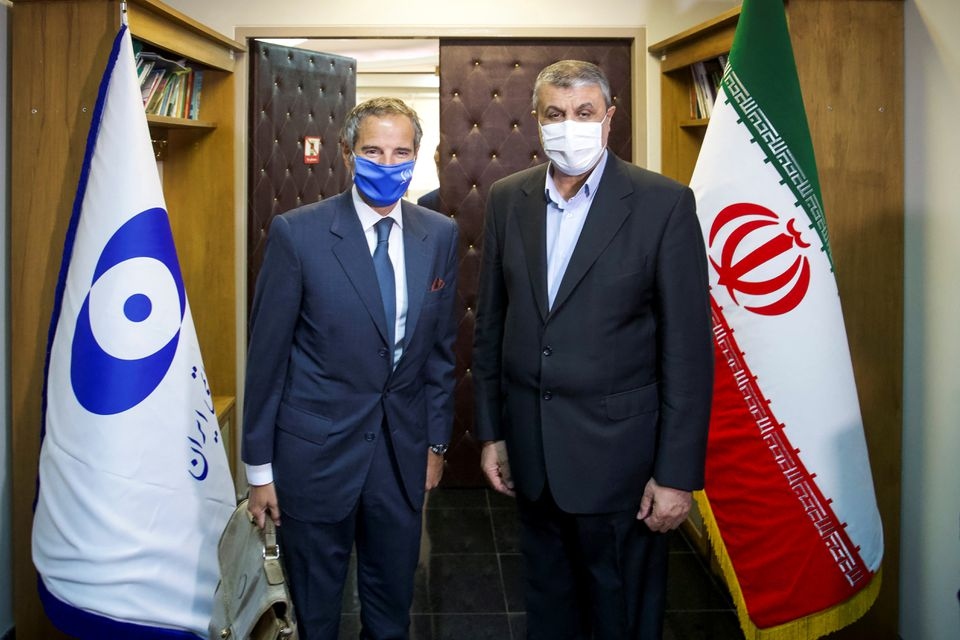 Từ trái sang: Ông Rafael Grossi và ông Mohammad Eslami tại Iran hôm 12/9. Nguồn: WANA/REUTERS