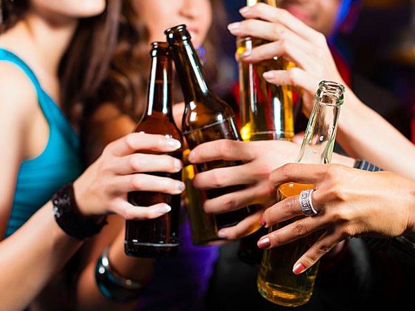 Tăng sử dụng cồn: Uống quá nhiều bia rượu cũng có thể ảnh hưởng đến hiệu quả của thuốc tránh thai. Bên cạnh đó, việc say xỉn cũng có thể khiến bạn quên mất giờ uống thuốc. Điều này có thể dẫn đến giảm hàm lượng hormone và tăng nguy cơ mang thai ngoài ý muốn.