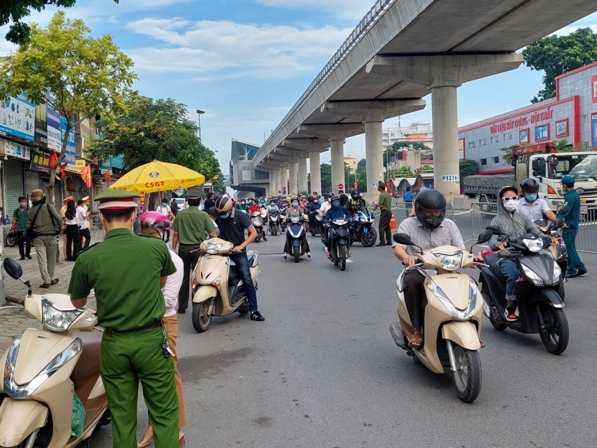 Hà Nội kiểm soát giấy đi đường theo cả 2 mẫu, các chốt vào "vùng đỏ" thông thoáng