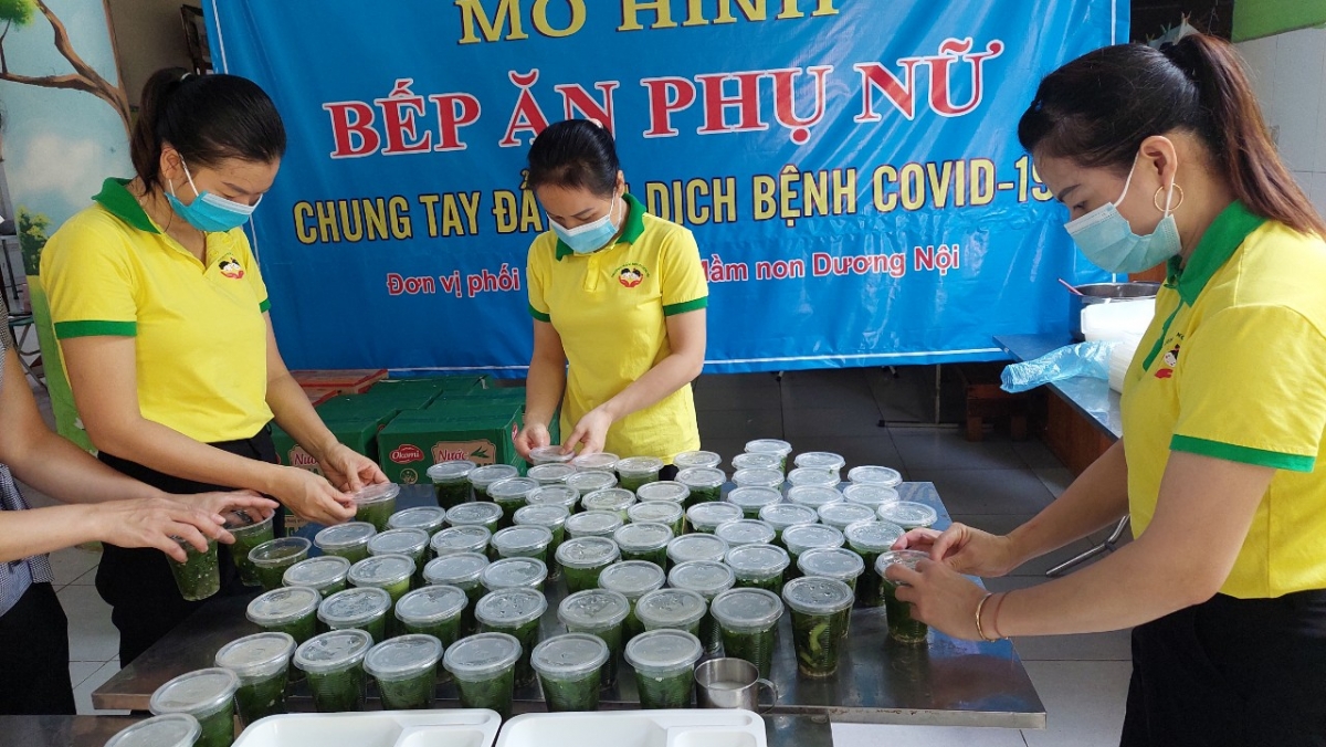 Nấu hàng trăm suất cơm gửi tuyến đầu chống dịch