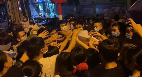 Xảy ra tình trạng chen lấn, tập trung đông người tại Trường Tiểu học Trung Văn để tiêm vaccine. (Ảnh: KT)