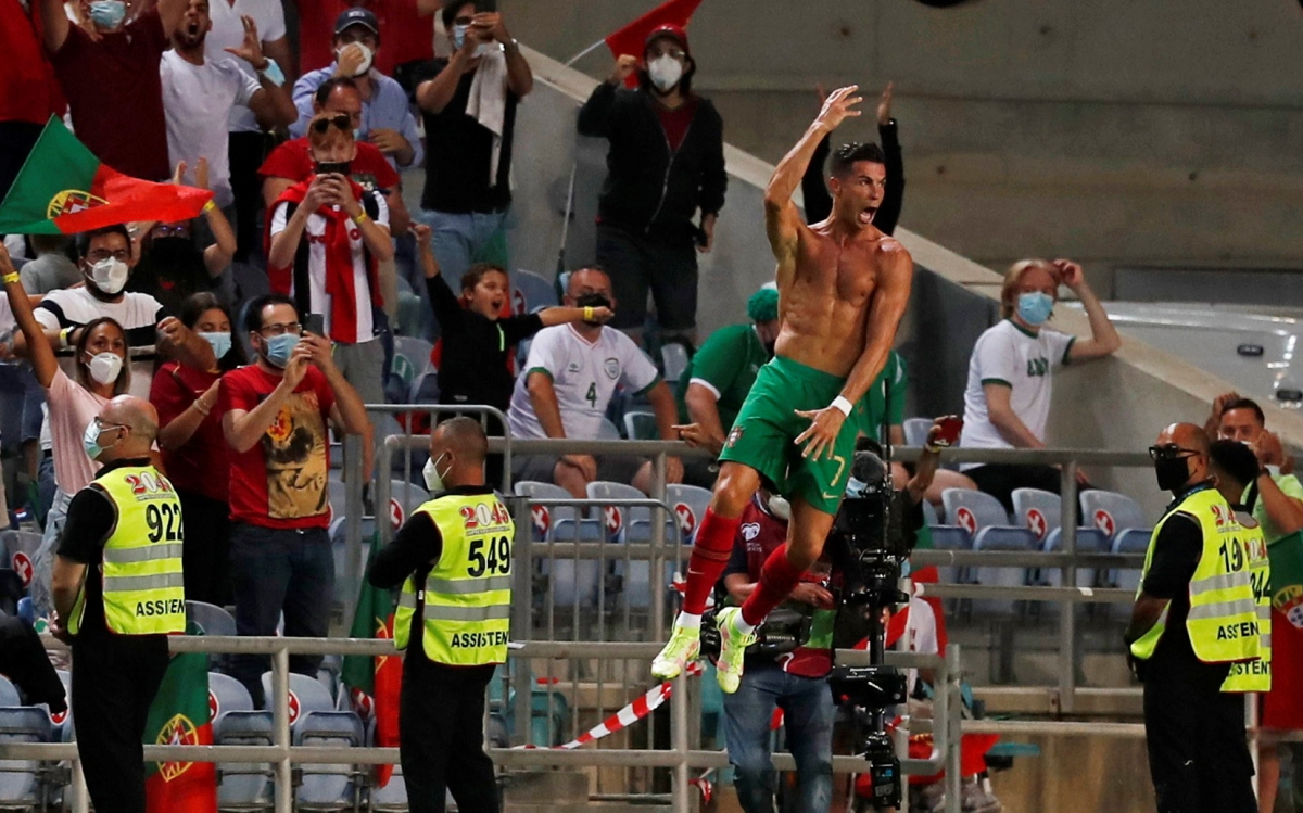 Bồ Đào Nha 2-1 CH Ireland: Ronaldo lập cú đúp, tạo nên kỷ lục của bóng đá thế giới