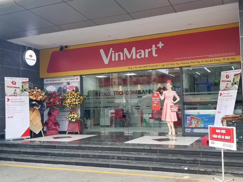 Cửa hàng VinMart+ tích hợp dịch vụ tài chính Techcombank và kiosk Phúc Long. (Ảnh: Nhật Ngô)