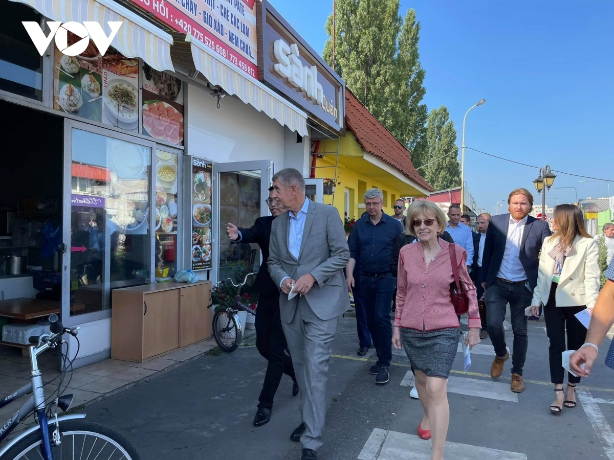 czech pm has haircut, shops at vietnamese owned trading centre in prague picture 7