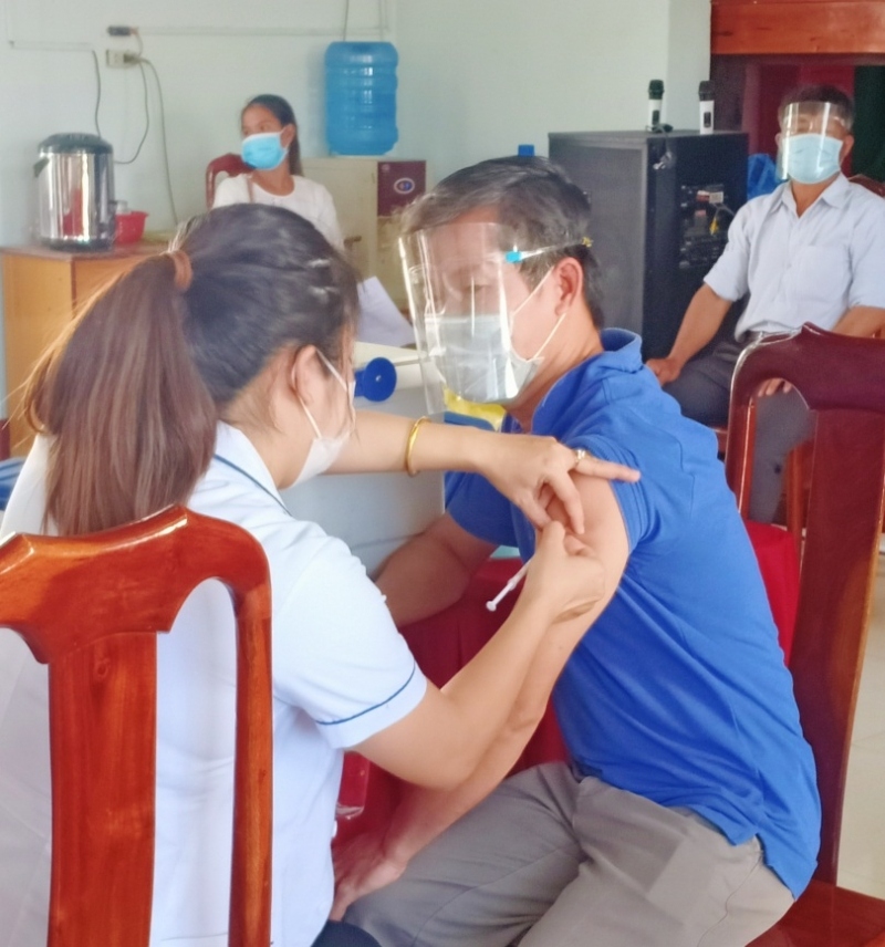 Dak lak tiem vaccine phong covid-19 cho hon 34.000 nguoi trong nganh giao duc hinh anh 1