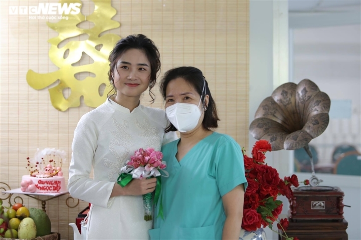 Đám cưới online có mặt của gia đình hai họ và lãnh đạo Bệnh viện Bạch Mai.