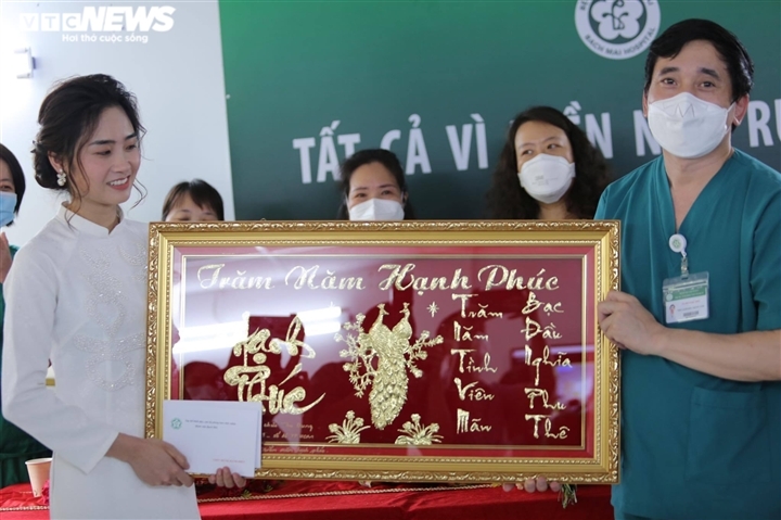 Y bác sĩ Bệnh viện dã chiến số 16 chúc phúc Ngọc Diệp.