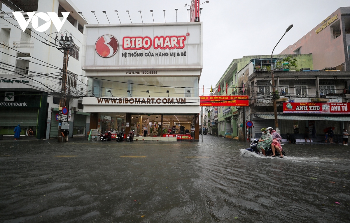 heavy rain leads to serious flooding in central region picture 10