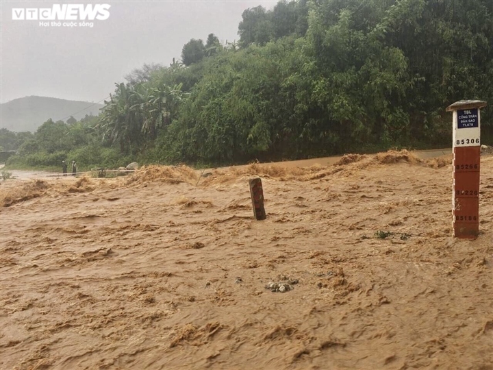 heavy rain leads to serious flooding in central region picture 11