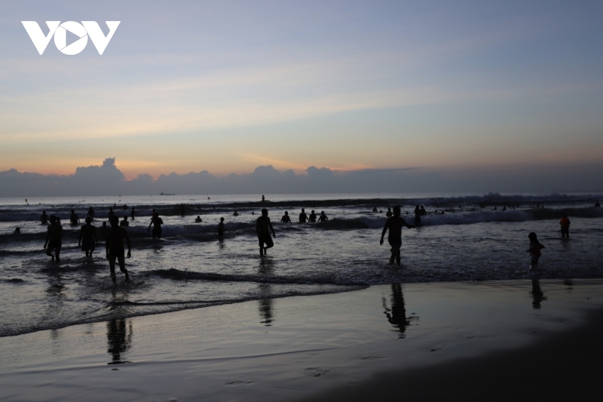 da nang resumes beach services as social distancing rules are eased picture 2