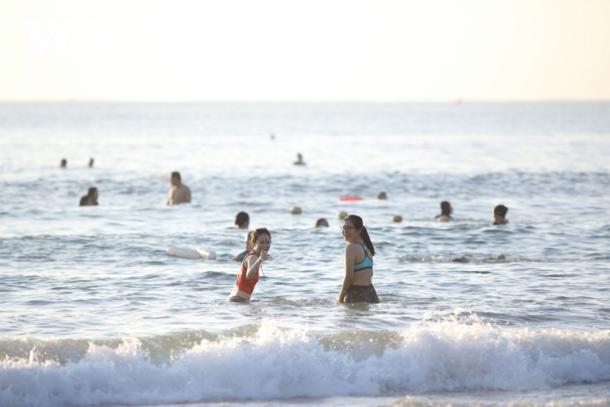 da nang resumes beach services as social distancing rules are eased picture 6