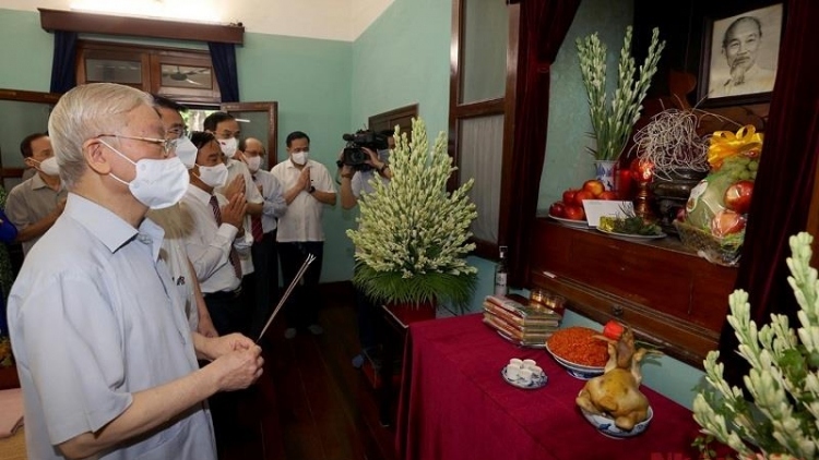 party chief pays tribute to president ho chi minh on national day picture 1