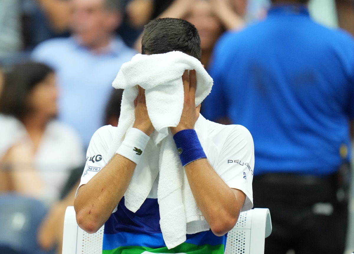 Sự thất vọng của Djokovic sau thất bại trước Medvedev ở chung kết US Open 2021. (Ảnh: Reuters). 
